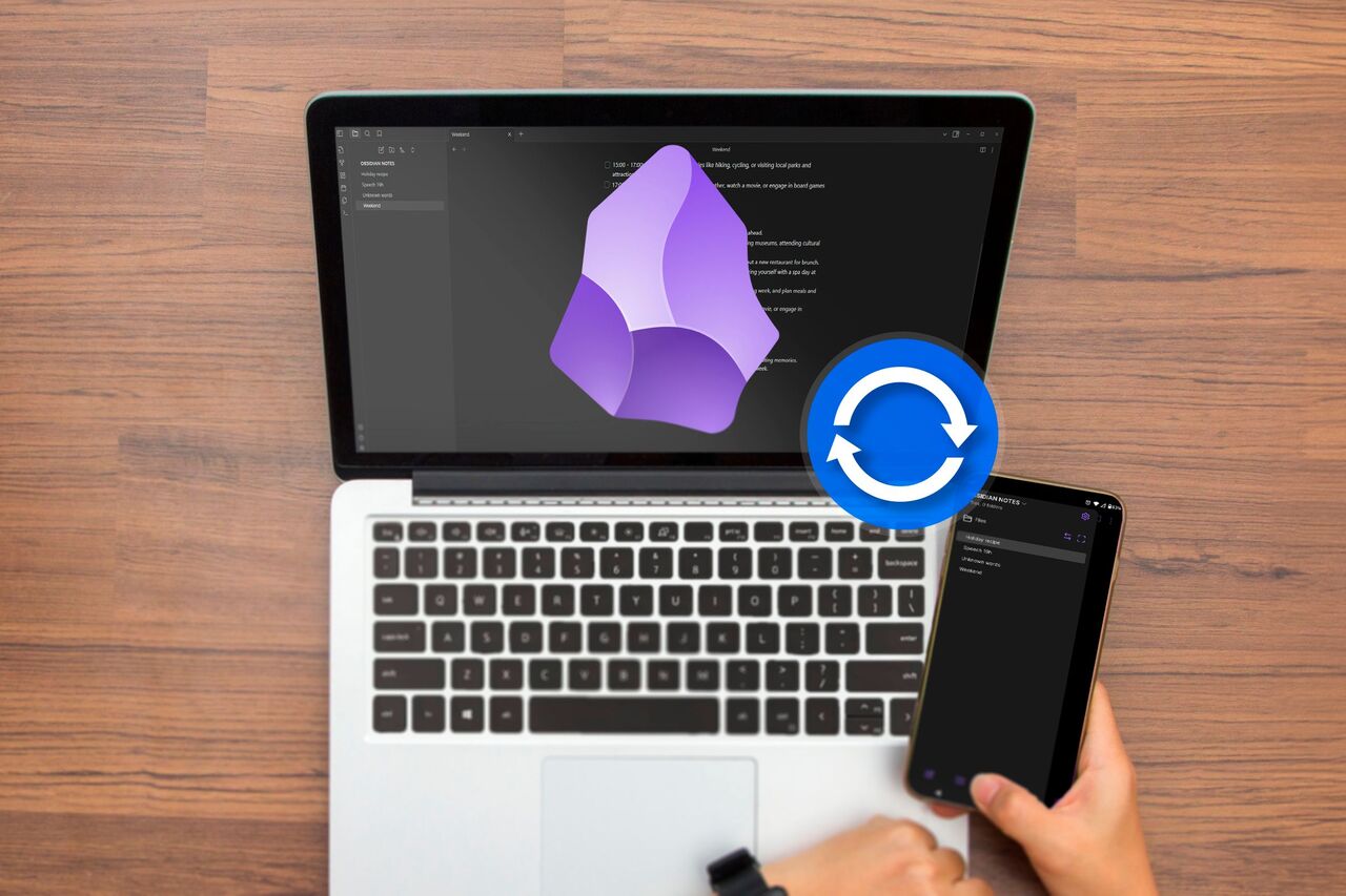 Obsidian を開いたラップトップとスマートフォン。ラップトップ画面の中央に Obsidian ロゴがあり、同期アイコンが表示されます。