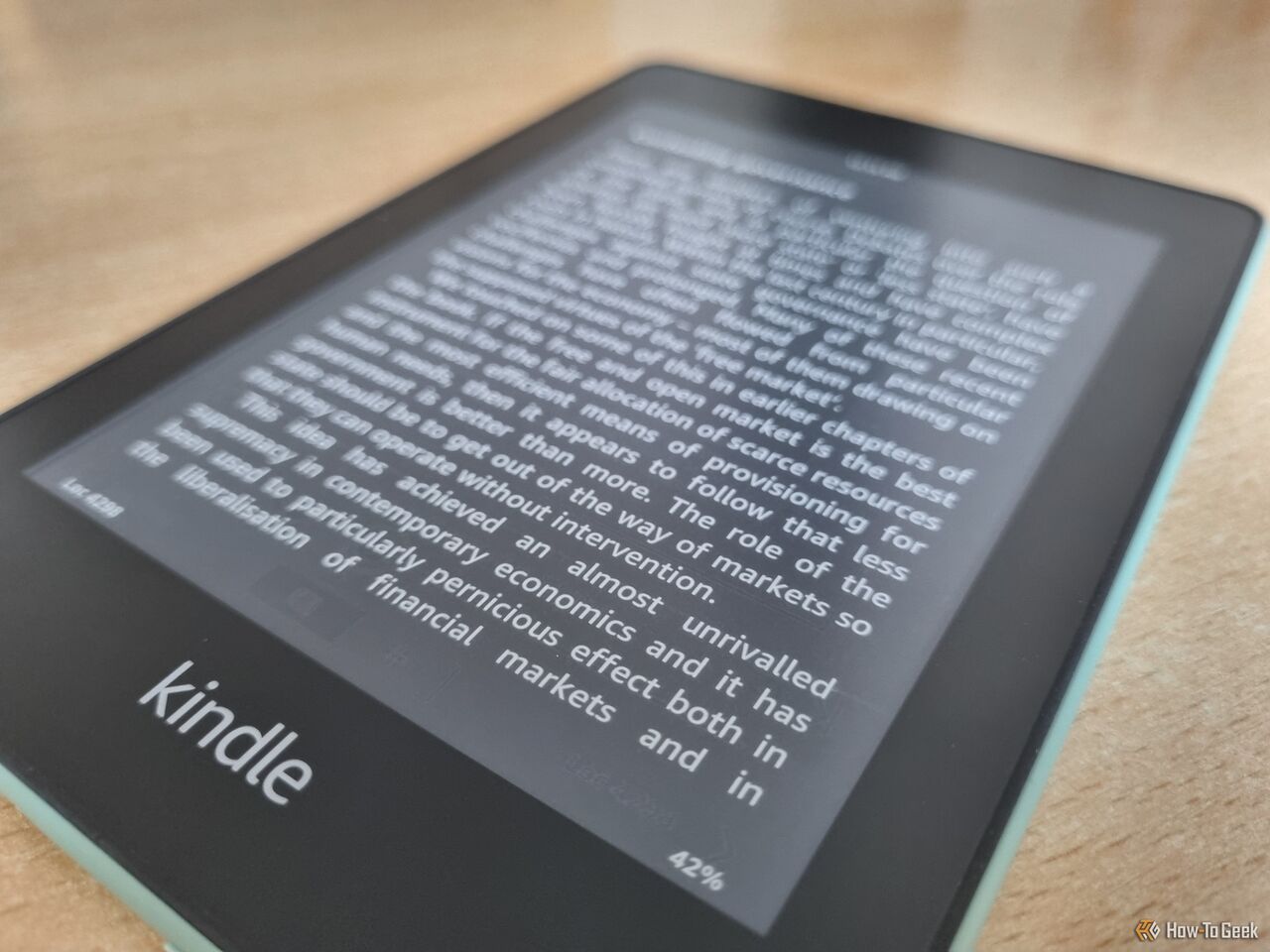 Kindle Paperwhite の画面に焦点を合わせたクローズアップ撮影。 