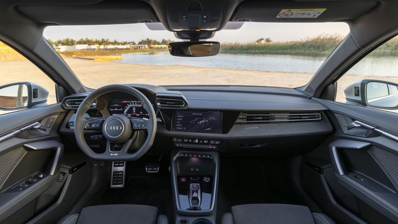 2025年型アウディS3のダッシュボードのインテリアショット