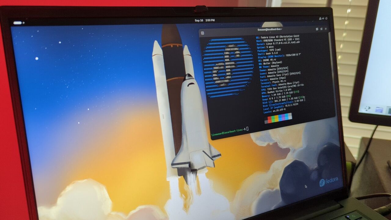 Fedora Linux 43 ベータ版とラップトップ画面上の GNOME デスクトップ。