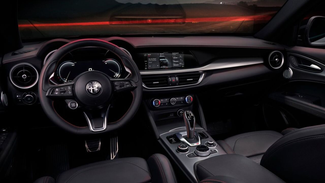 2023年型アルファ ロメオ ステルヴィオのキャビン内でインテリアとダッシュボードが見えるように撮影。