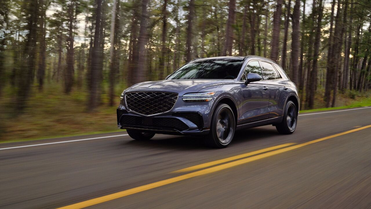 グレーの 2026 Genesis GV70 のダイナミックなフロント 3/4 ショット。