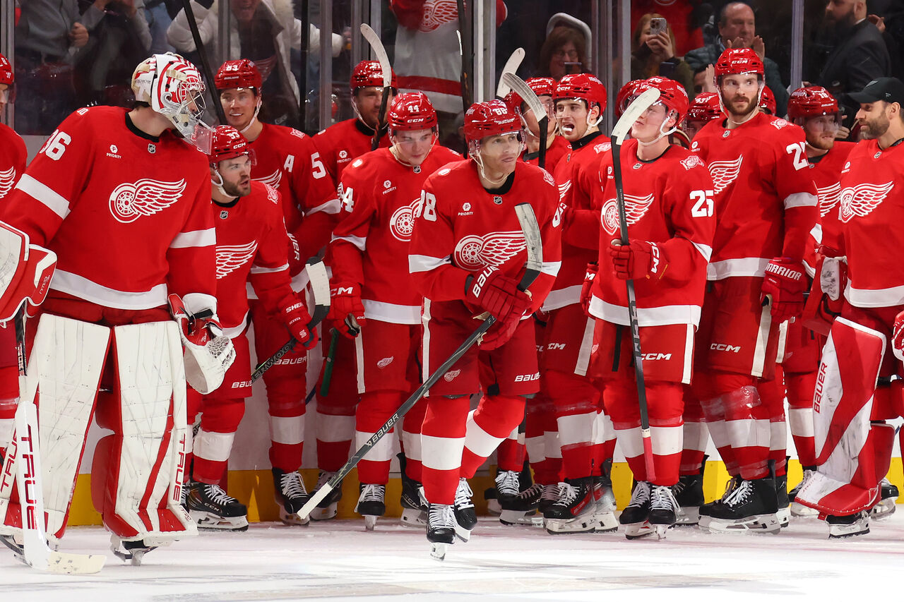 패트릭 케인이 디트로이트 레드윙스 팀 동료들과 함께 통산 500번째 골을 축하하고 있습니다.