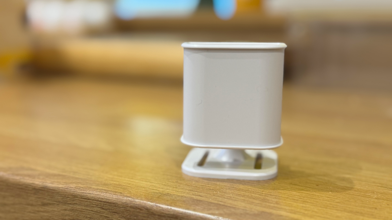 作業面上の Everything Presence Lite ミリ波プレゼンス センサー。