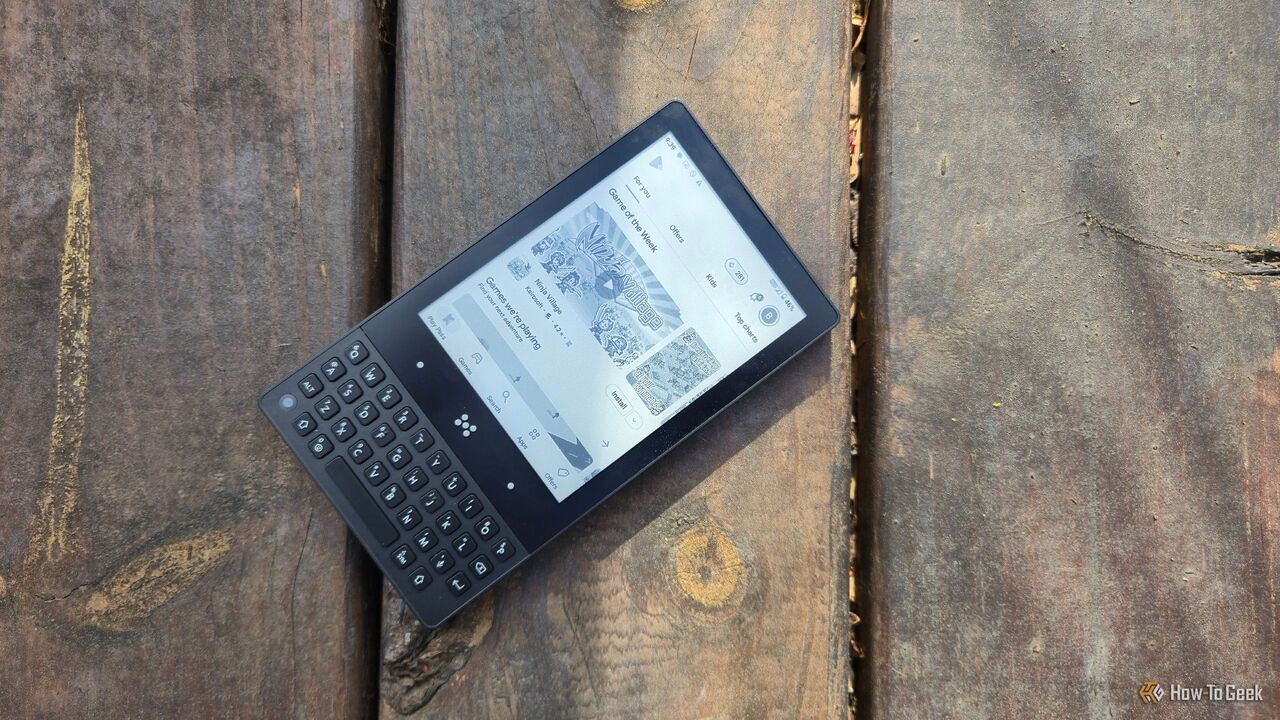 木製のベンチに置かれたミニマルな電話。