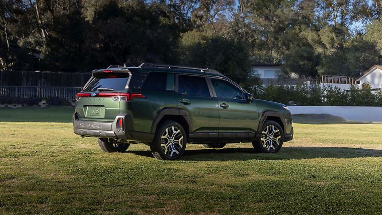 緑色の 2026 スバル アウトバックの静的なリア 3/4 ショット。
