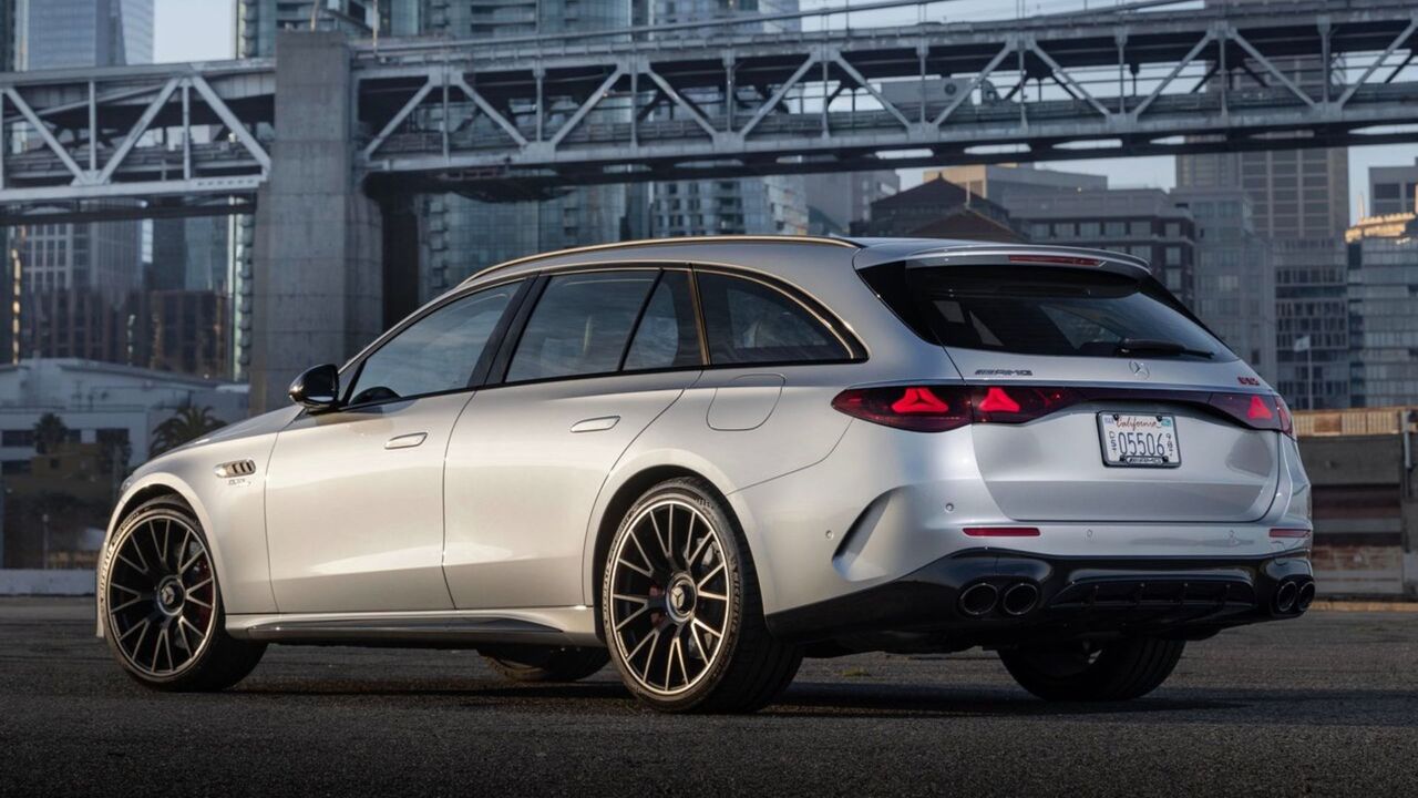 シルバーの 2025 年メルセデス ベンツ E53 AMG ハイブリッド エステートの静的なリア 3/4 ショット。