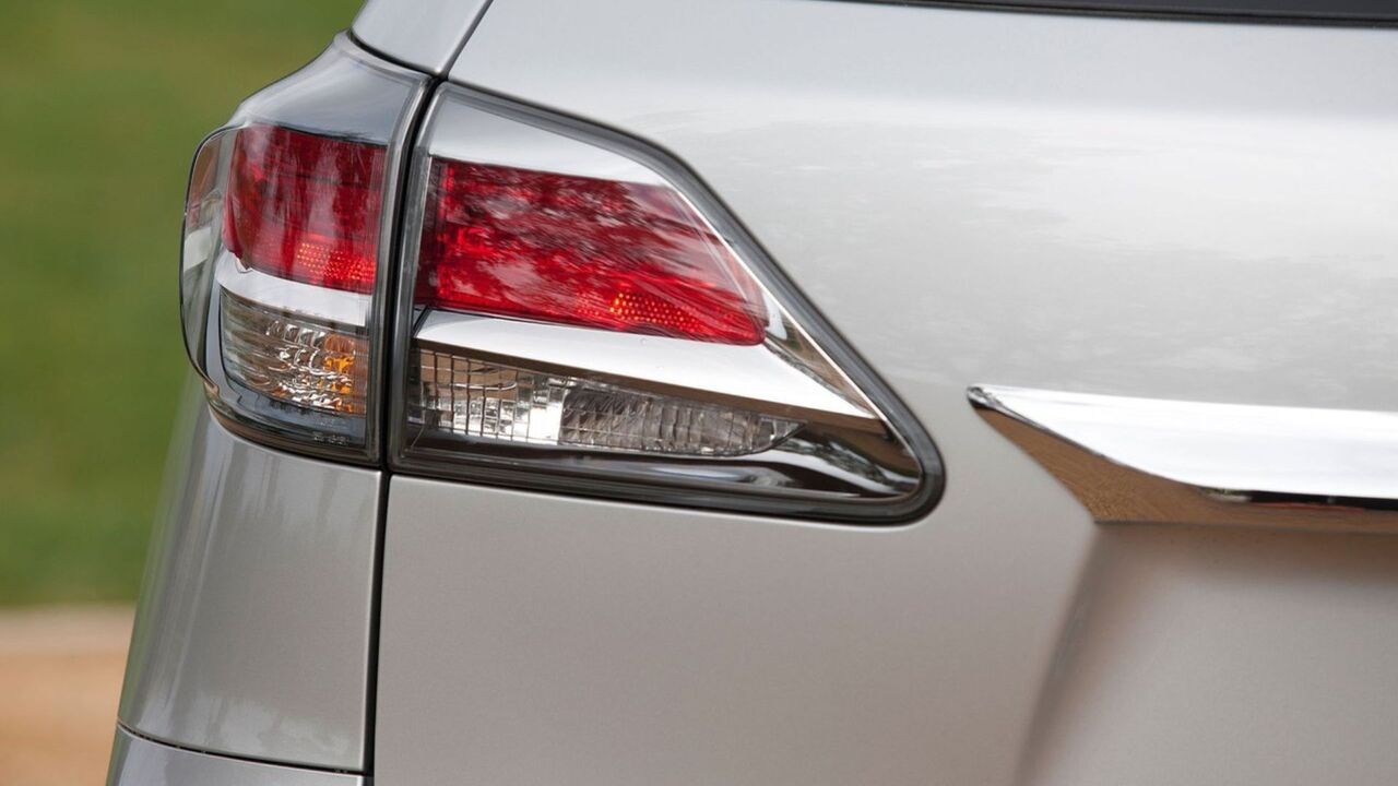 シルバーの 2013 年レクサス RX 350 F スポーツのテールライトのクローズ アップ ショット。