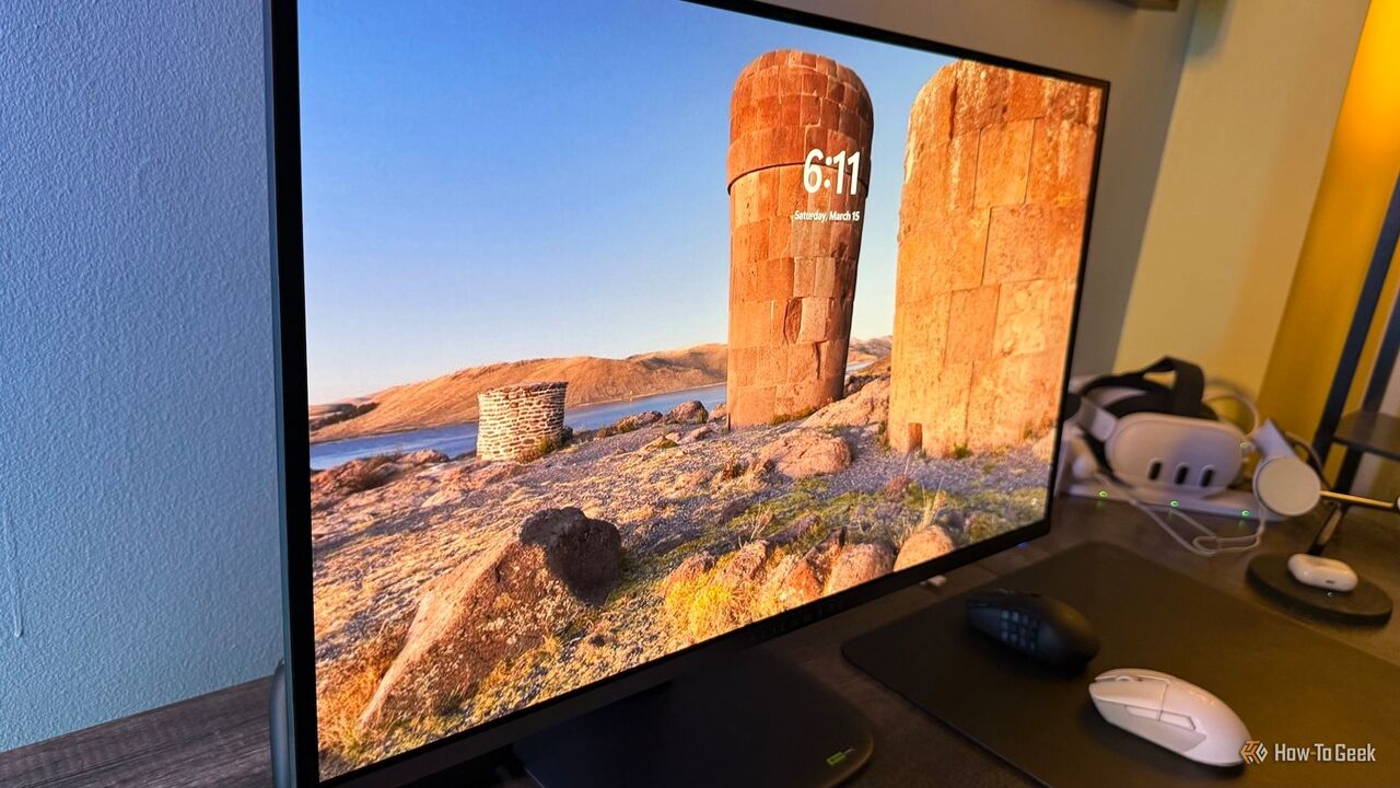 Alienware 27 4K QD-OLED (AW2725Q) の Windows ログイン画面を斜めから見たところ。