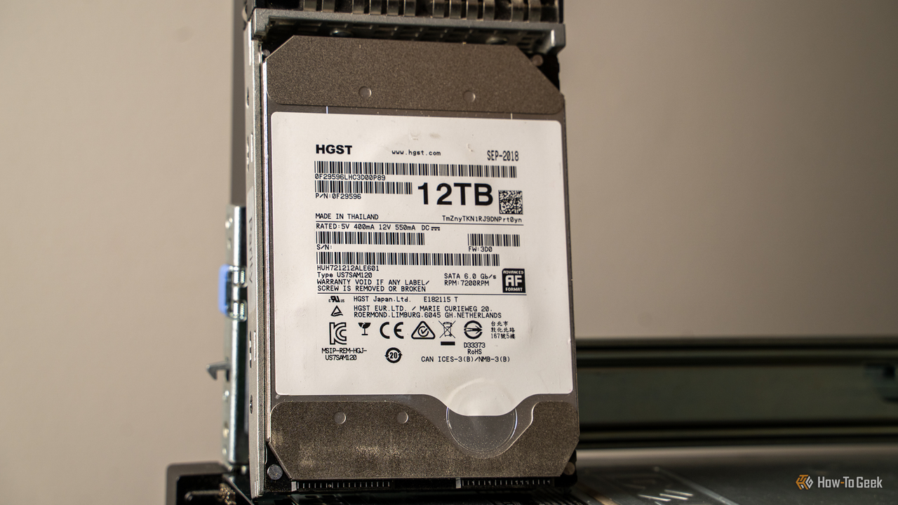 HGST 12TB ヘリ​​ウム再認定ハードドライブ。
