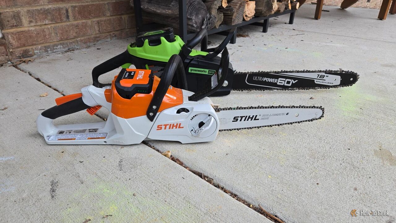 12 インチの Stihl チェーンソーと 18 インチの Greenworks チェーンソーの隣。