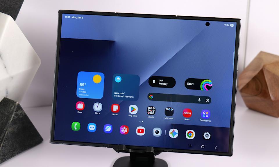 예, TriFold에는 실제로 두 개의 주름이 있습니다. 그러나 그들은 여전히 경험을 망치지 않습니다.