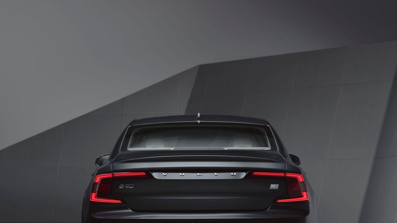 グレーのボルボ S90 リチャージ T8 の静的なクローズアップ後部ショット。