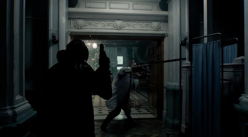 레온은 전기톱을 휘두르는 의사 좀비와 대결합니다. 그 팔을 잘라내는 것이 가장 좋습니다.