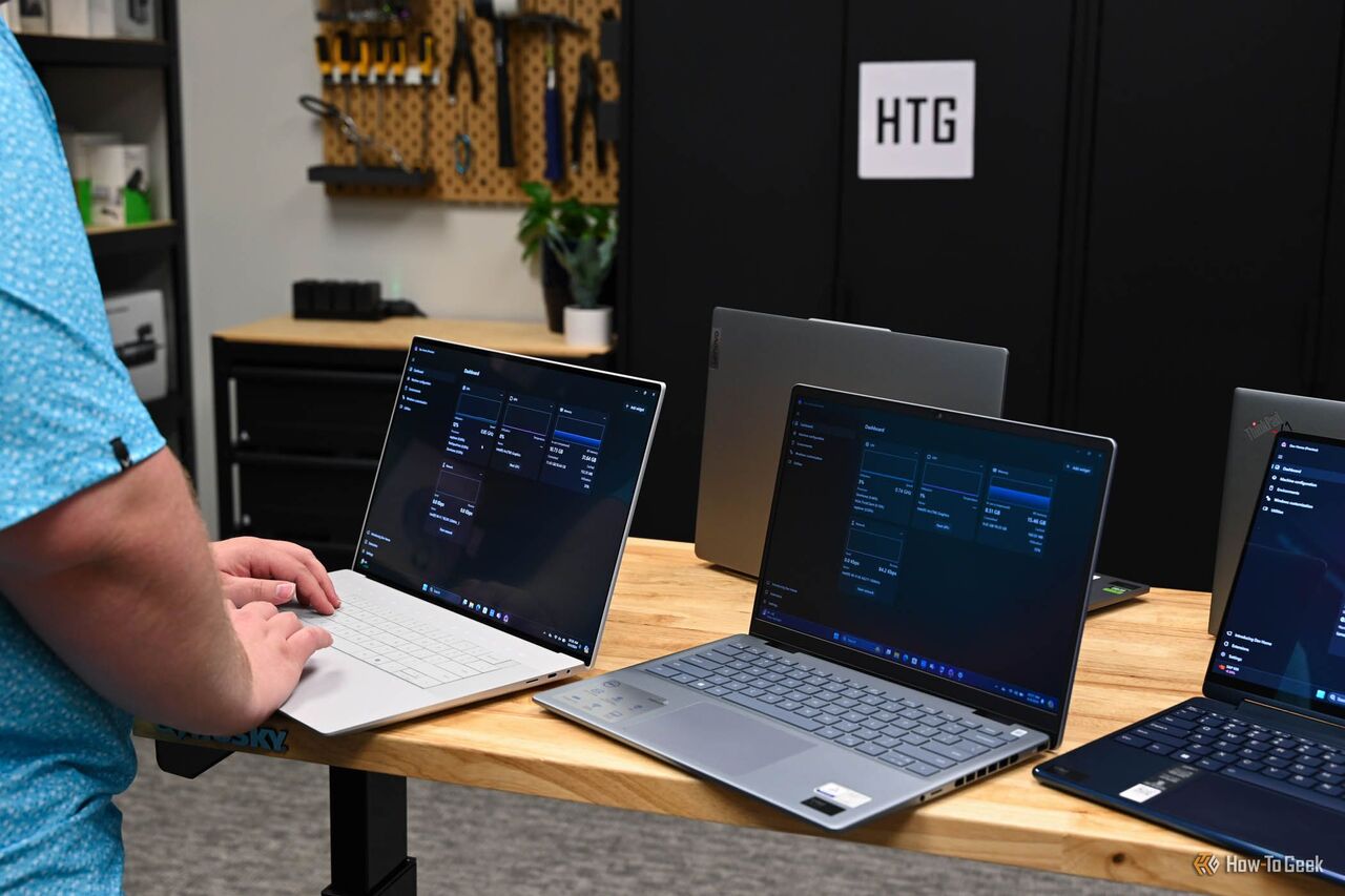 ラップトップのパフォーマンスをテストする人