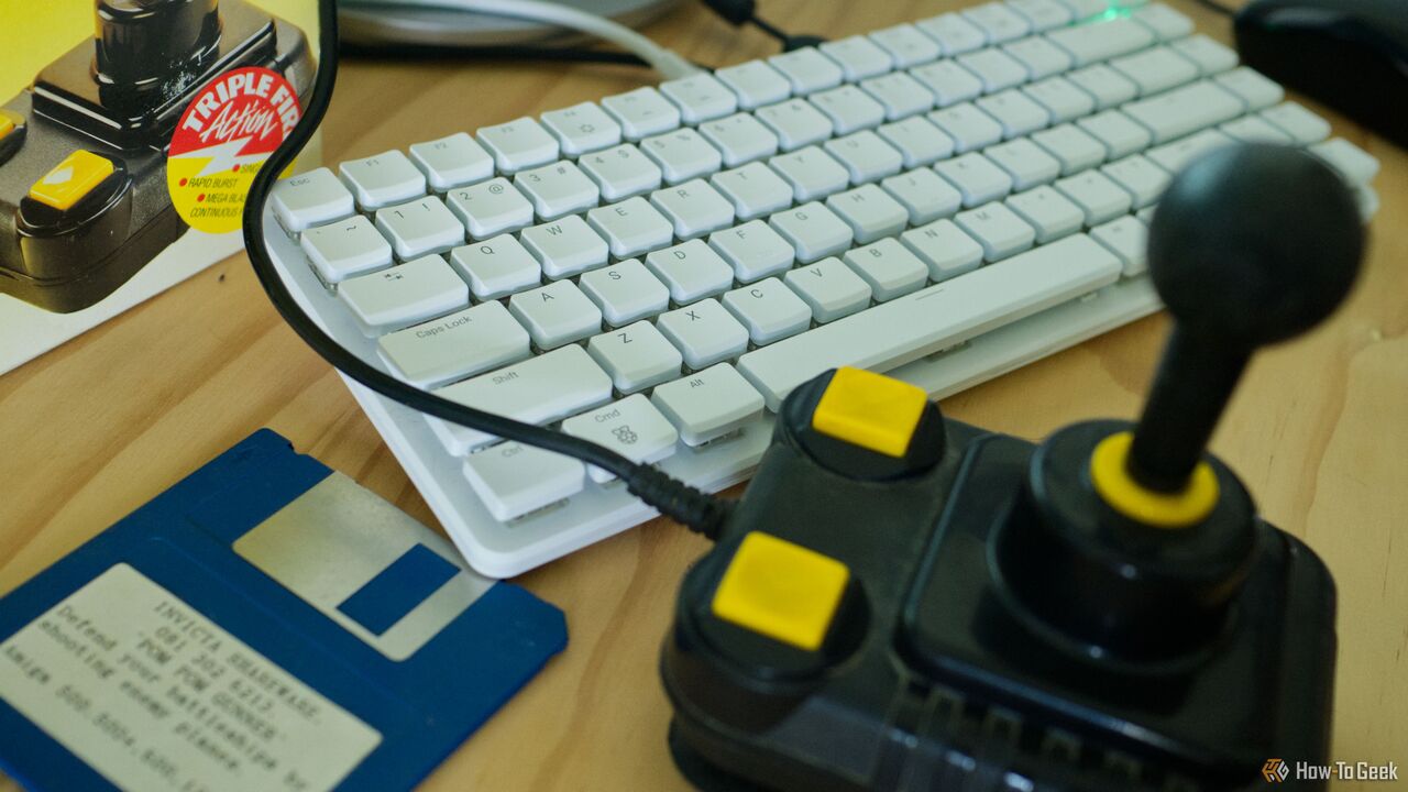 Amiga ジョイスティックとフロッピー ディスクを備えた Raspberry Pi 500+。