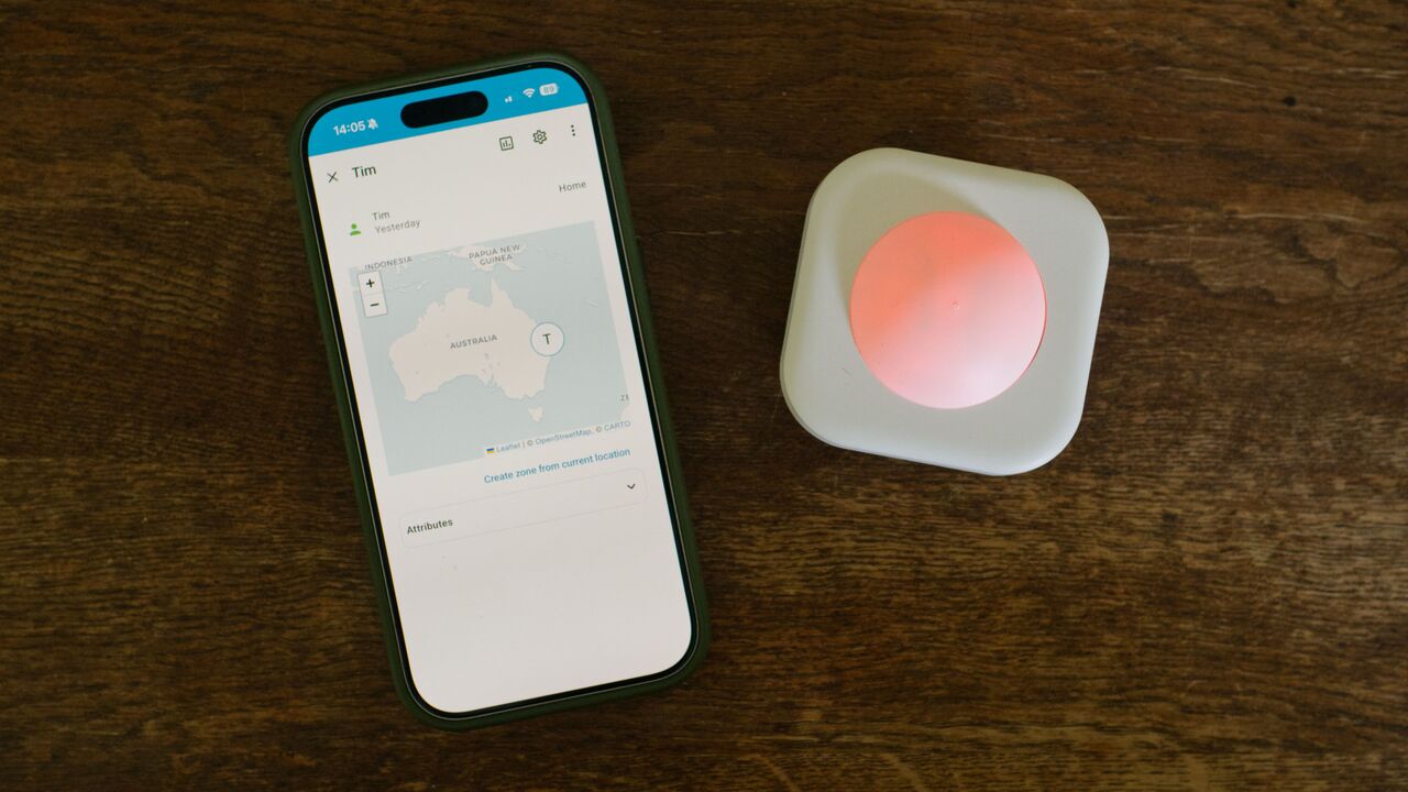 iPhone と赤外線センサーで実行されるホーム アシスタント コンパニオン アプリ。