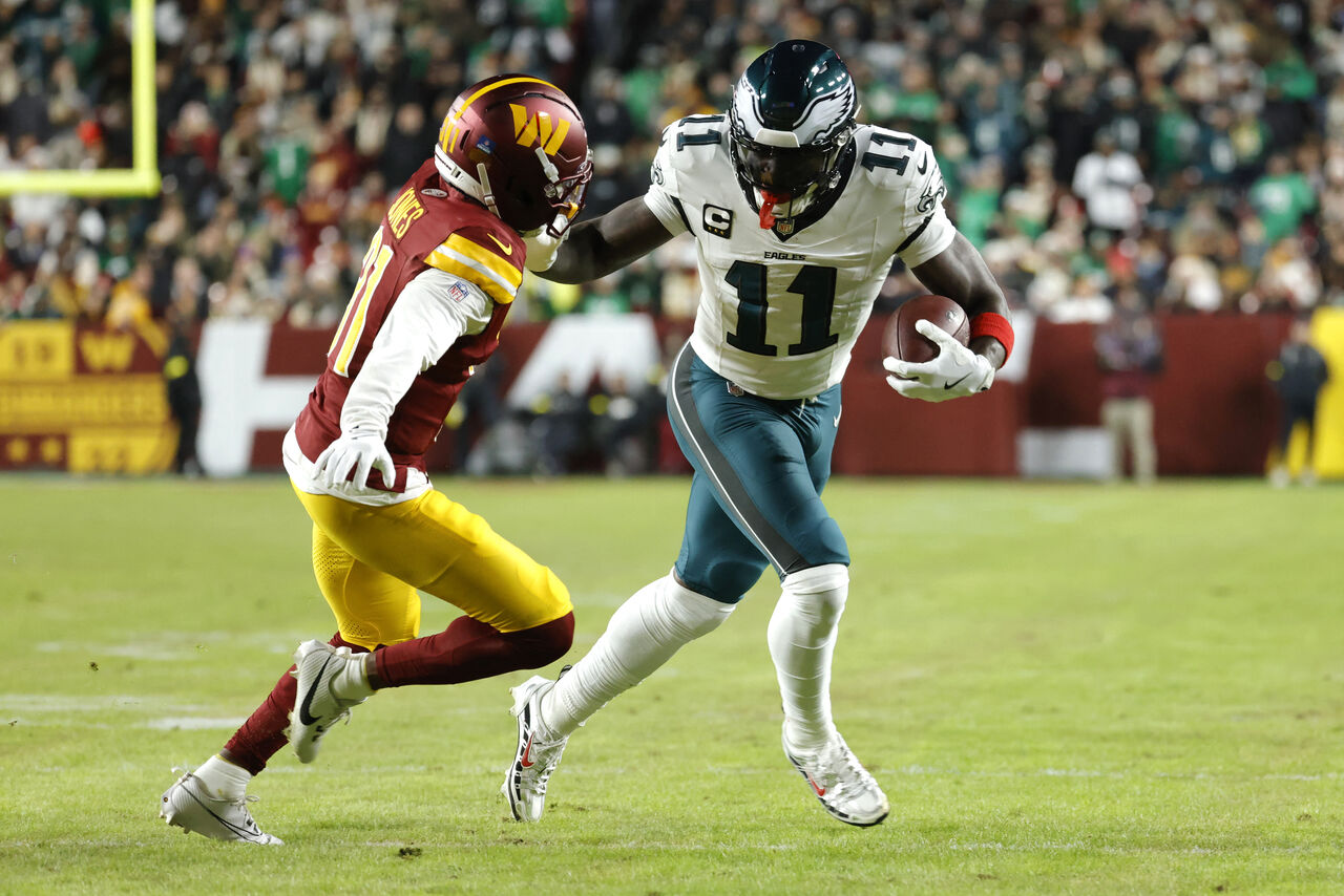 필라델피아 이글스의 와이드 리시버 AJ 브라운(11)이 노스웨스트 스타디움에서 전반전 워싱턴 커맨더스의 코너백 조나단 존스(31)를 상대로 질주하고 있다. 