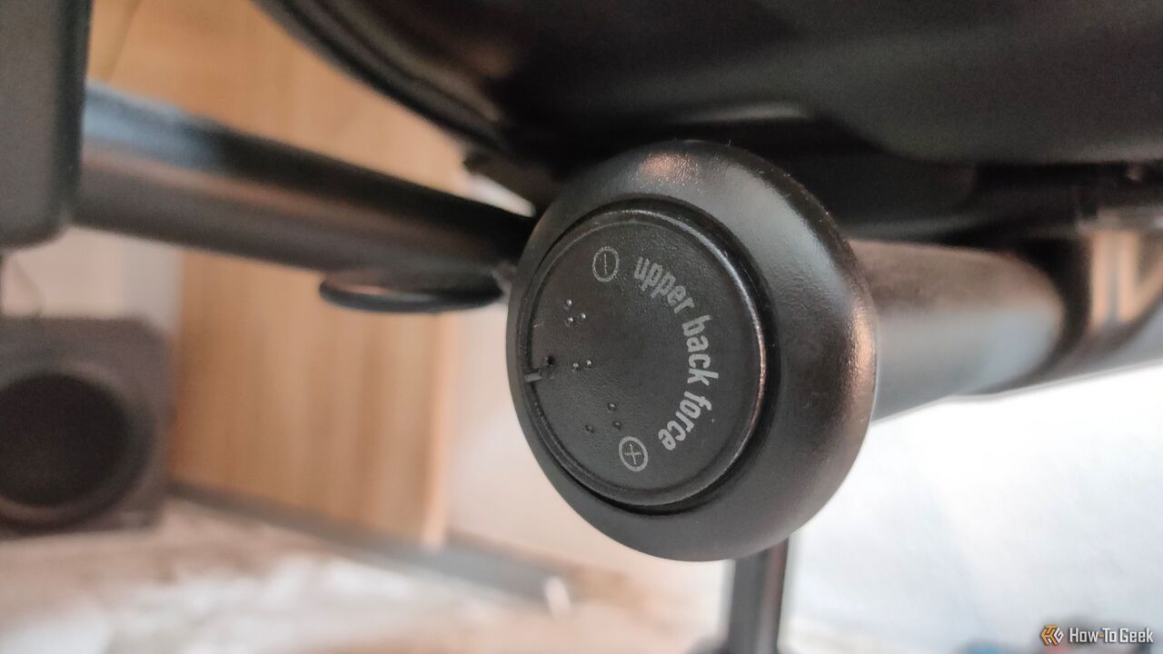 Steelcase Leap V2 オフィスチェアの背もたれ上部調整ノブ。