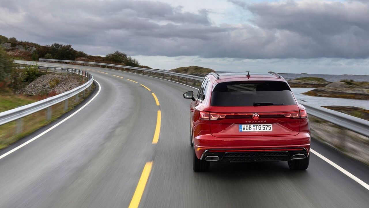 赤い 2024 年型フォルクスワーゲン トゥアレグのダイナミックなリアエンド ショット。