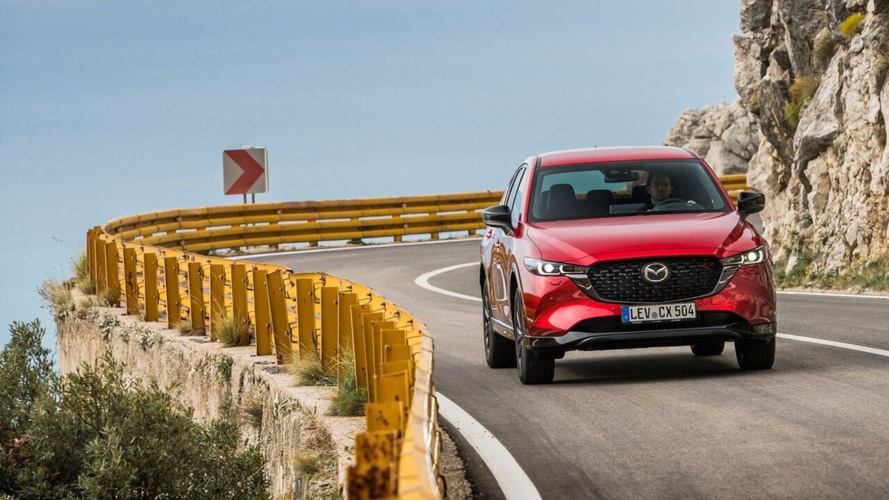 赤い2023年マツダCX-5のダイナミックなフロントエンドショット。