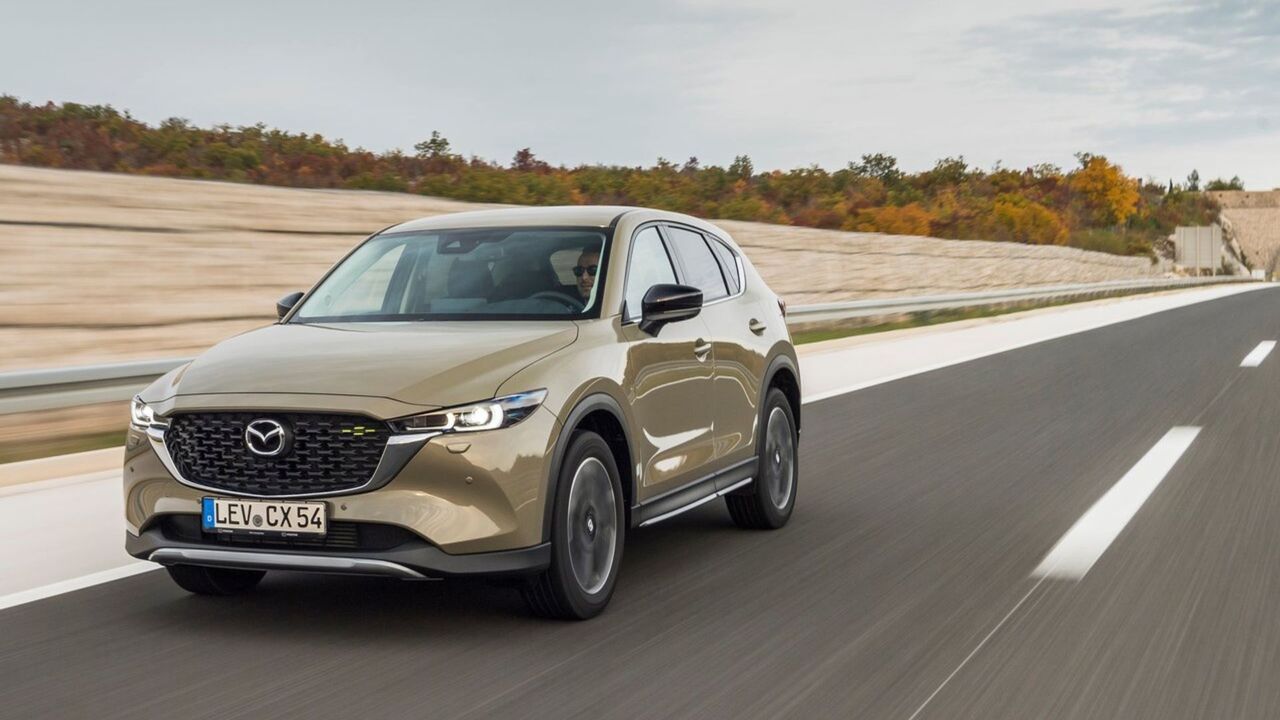 2023 マツダ CX-5 のダイナミックなフロント 3/4 ショット。