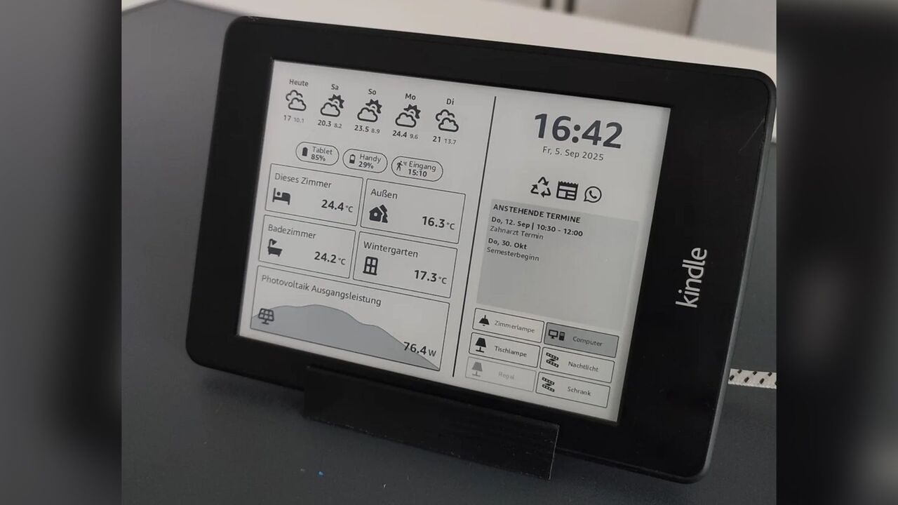 スタンド上でホーム アシスタント ダッシュボードを実行している Kindle。