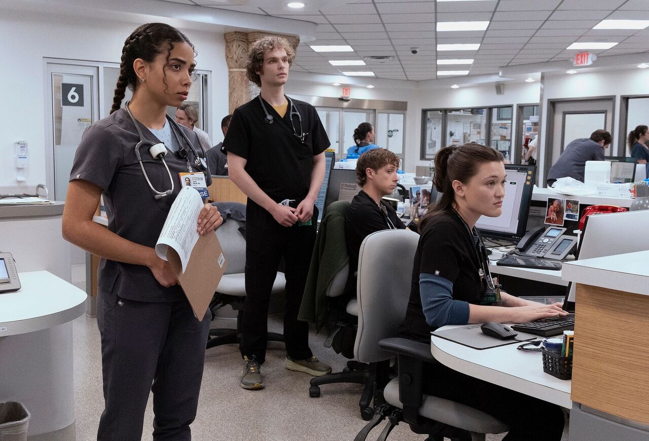 レティシア・ホラード、ルーカス・アイバーソン、アイザ・ブリオネス、ジェラン・ハウエルは、スクラブを着てステーションに立ったり座ったりするインターンです。