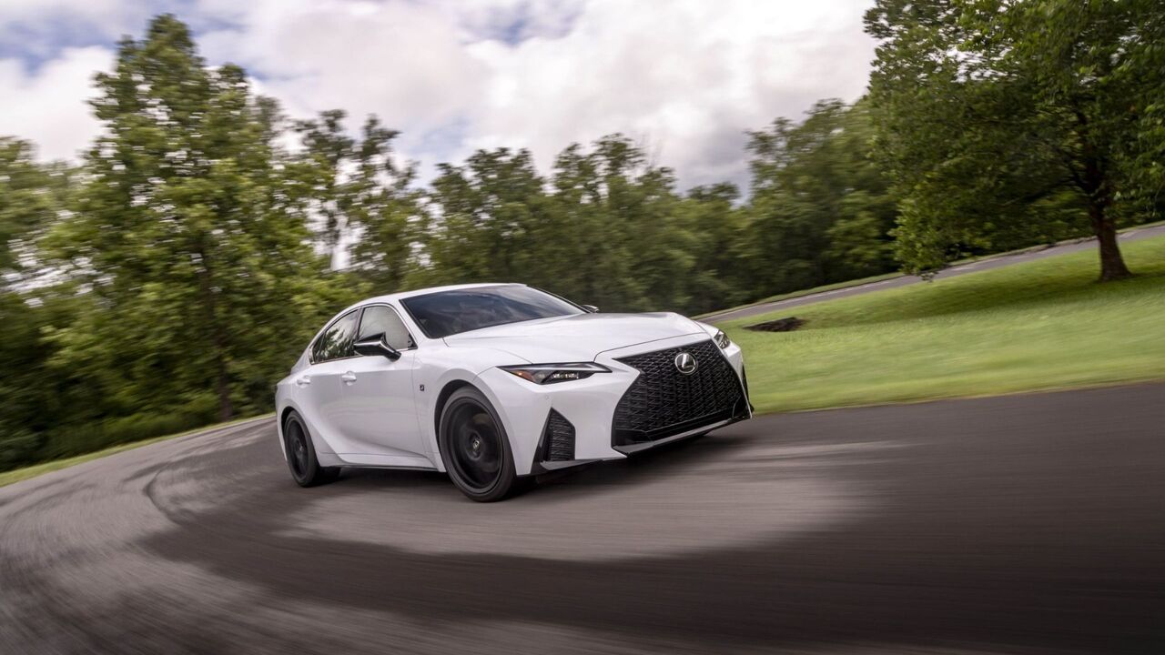 白い2024 Lexus IS 350 F SPORTのダイナミックなフロント3/4ショット。