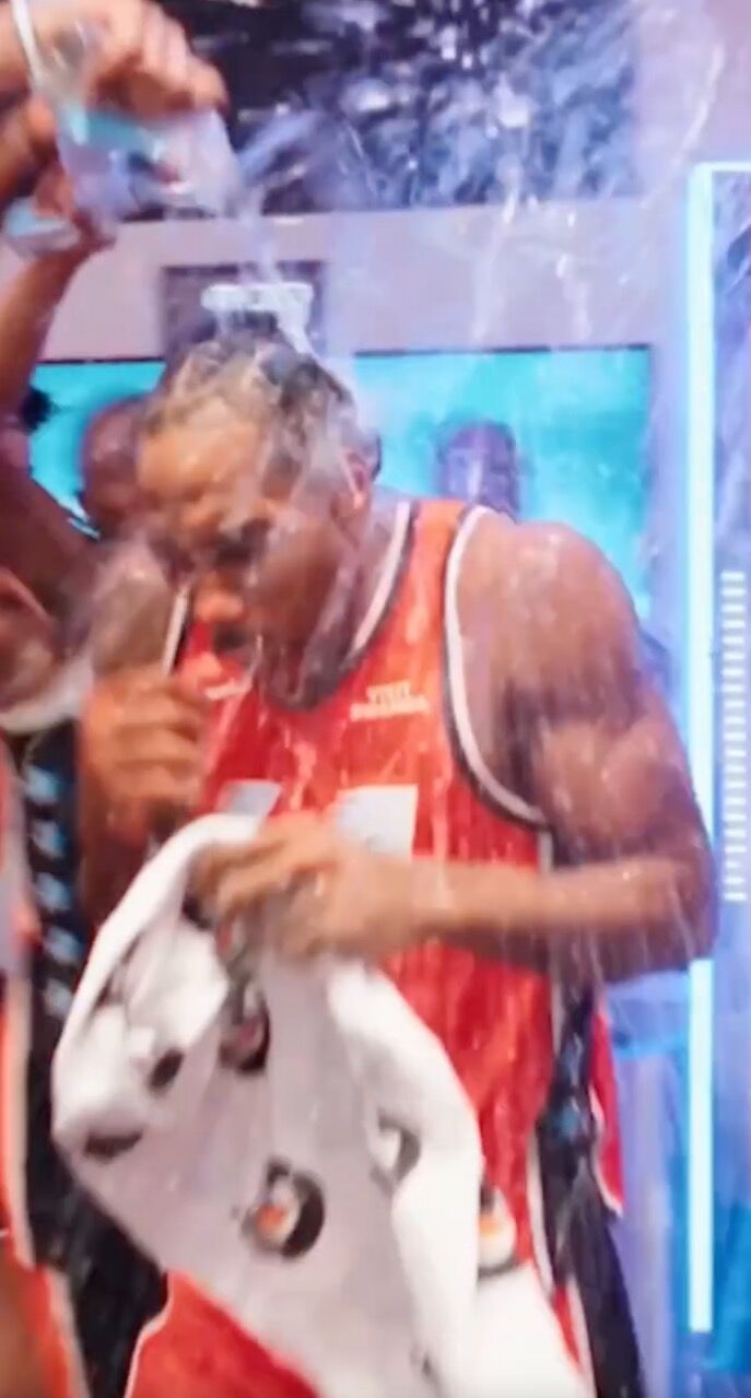 카와이 레너드가 2025년 12월 28일 피스톤스와의 경기 후 클리퍼스 팀 동료들에 의해 기절하고 있습니다.