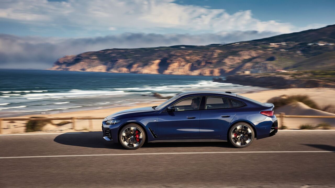 2025 BMW i4 のサイド アクション ショット