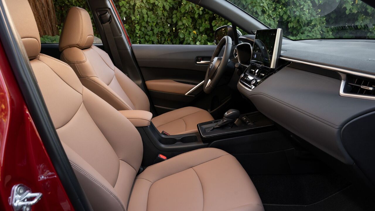 2026 トヨタ カローラ クロス XLE AWD のキャビン内のインテリアのクローズ アップ ショット。