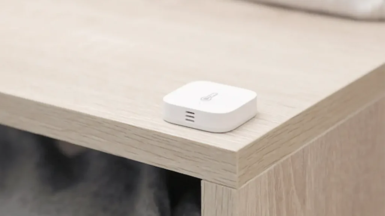 テーブルの上に置かれた Aqara 温度および湿度センサー。