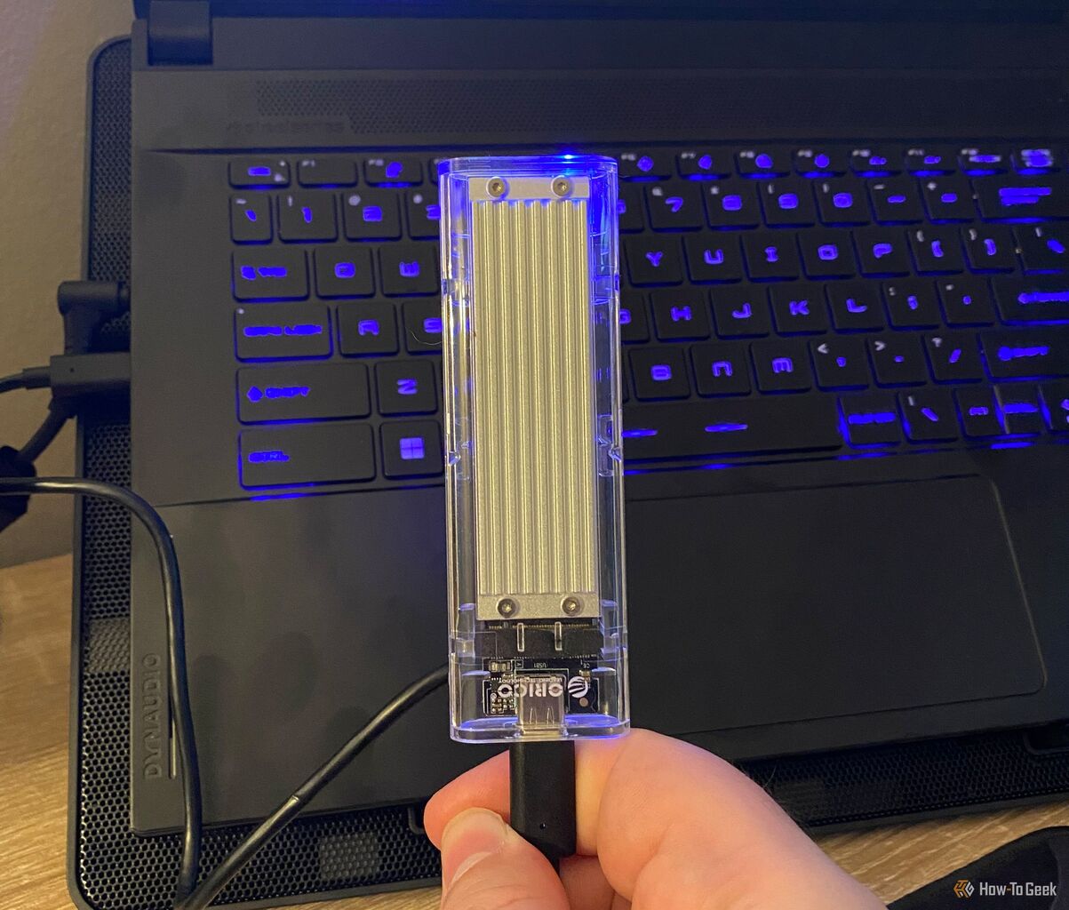 ゲーム用ラップトップの前にある USB NVMe SSD