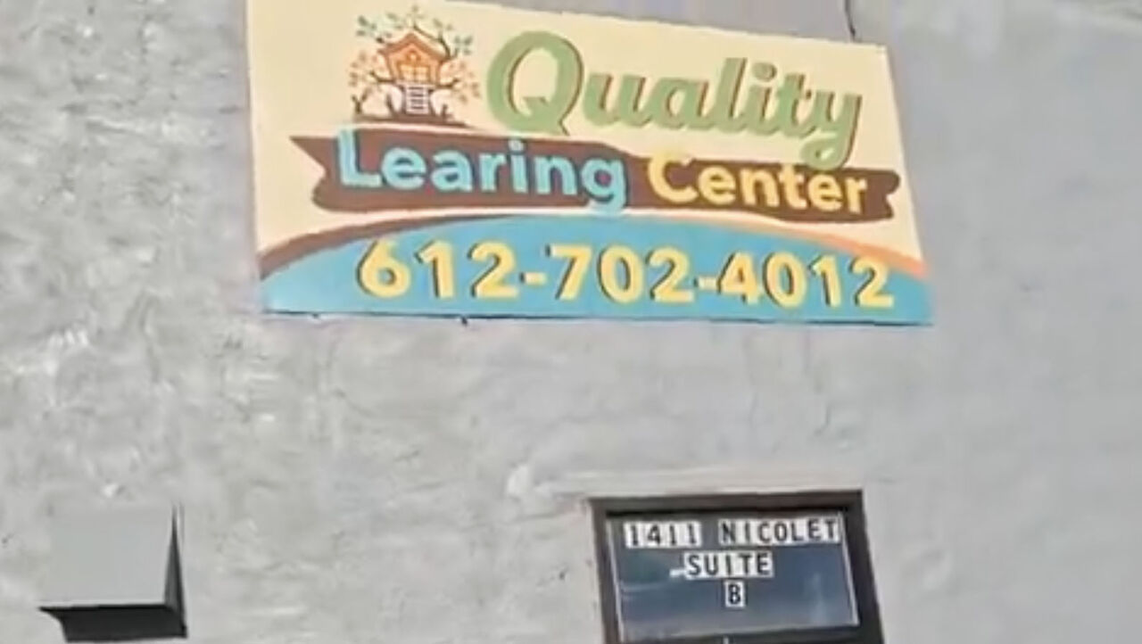 다음에 대한 서명 "품질 학습 센터" 전화번호와 주소는 1411 Nicollet Suite B입니다.