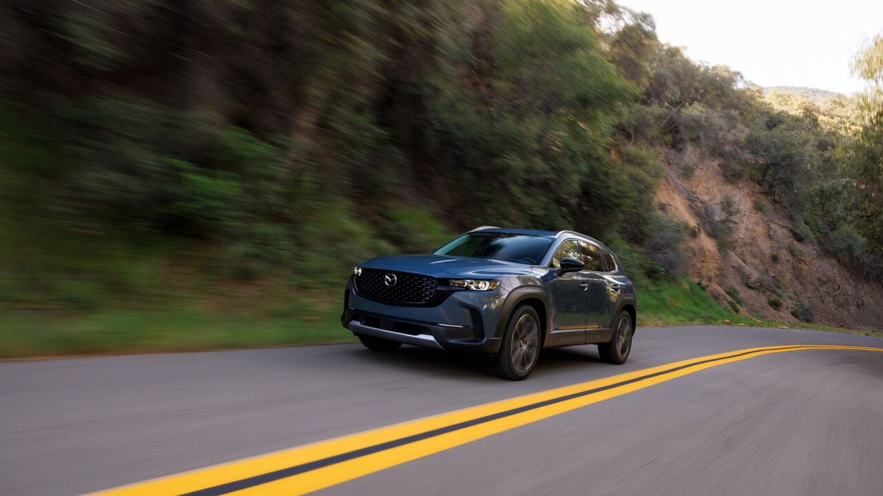 2025 マツダ CX-50 のフロント 3/4 アクション ショット