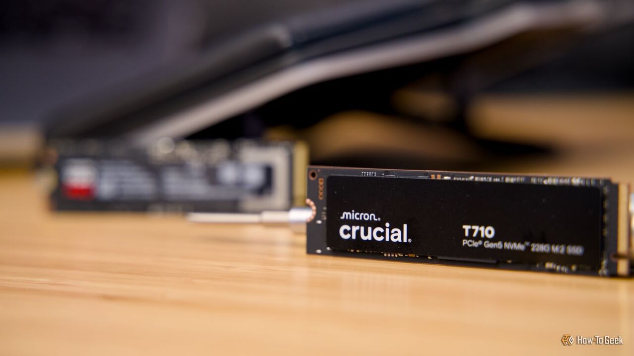 Crucial T710 NVMe SSDとSamsung 9100 Pro NVMe SSDが背景にぼやけています。