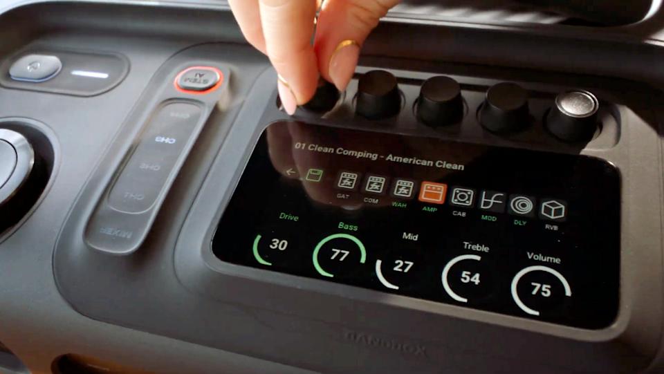 JBL BandBox Trio 스피커의 손 조정 손잡이