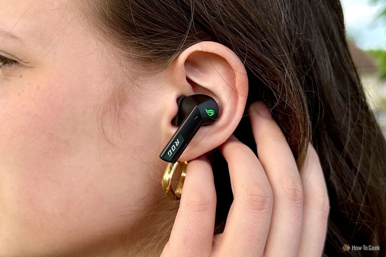 ROG Cetra True Wireless SpeedNova ヘッドフォンを装着した女性の横顔。