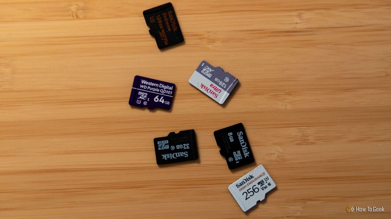 木製のテーブルの上に置かれた数枚の microSD カード。