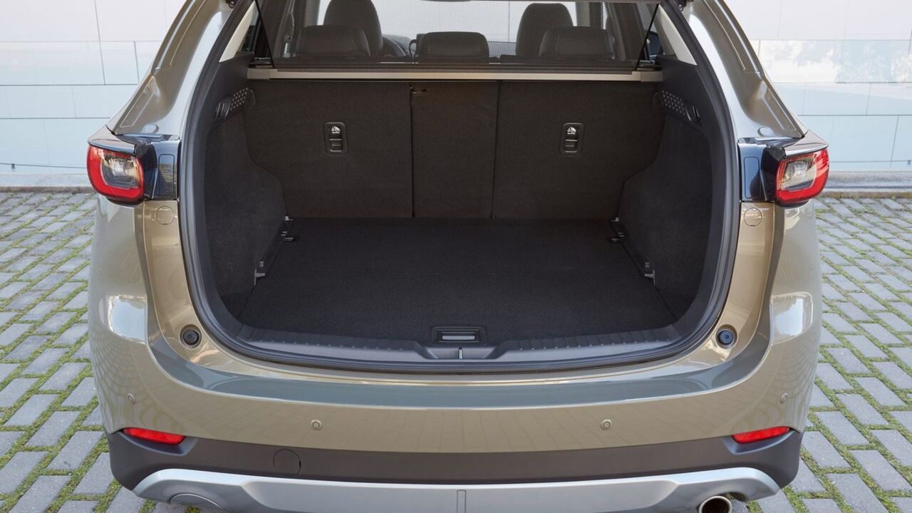 2023年型マツダCX-5のトランク内で撮影。