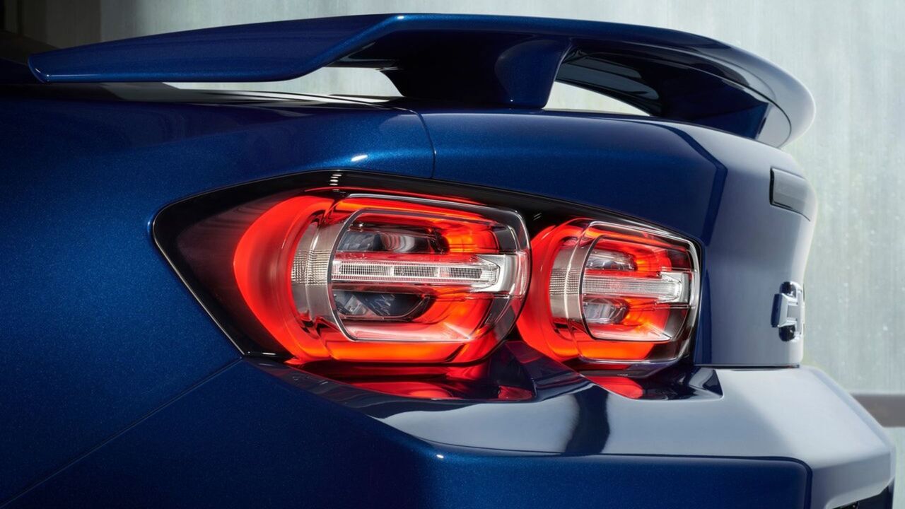 青い 2019 シボレー カマロのテールライトとスポイラーのクローズ アップ ショット。