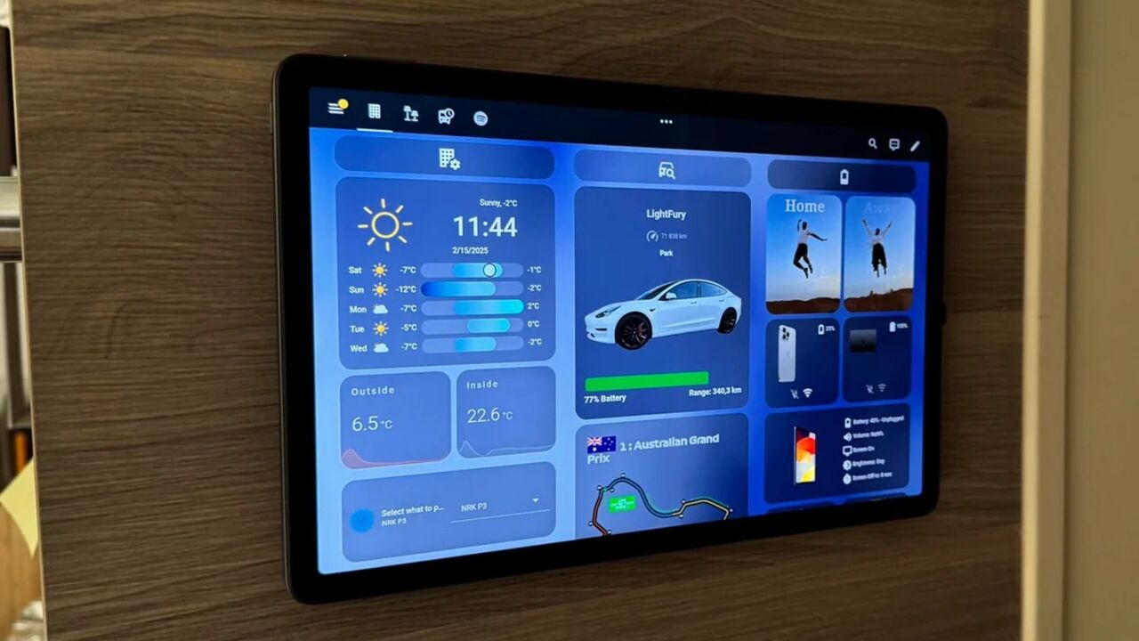 ホーム アシスタント ダッシュボードを備えた壁に取り付けられたタブレット。