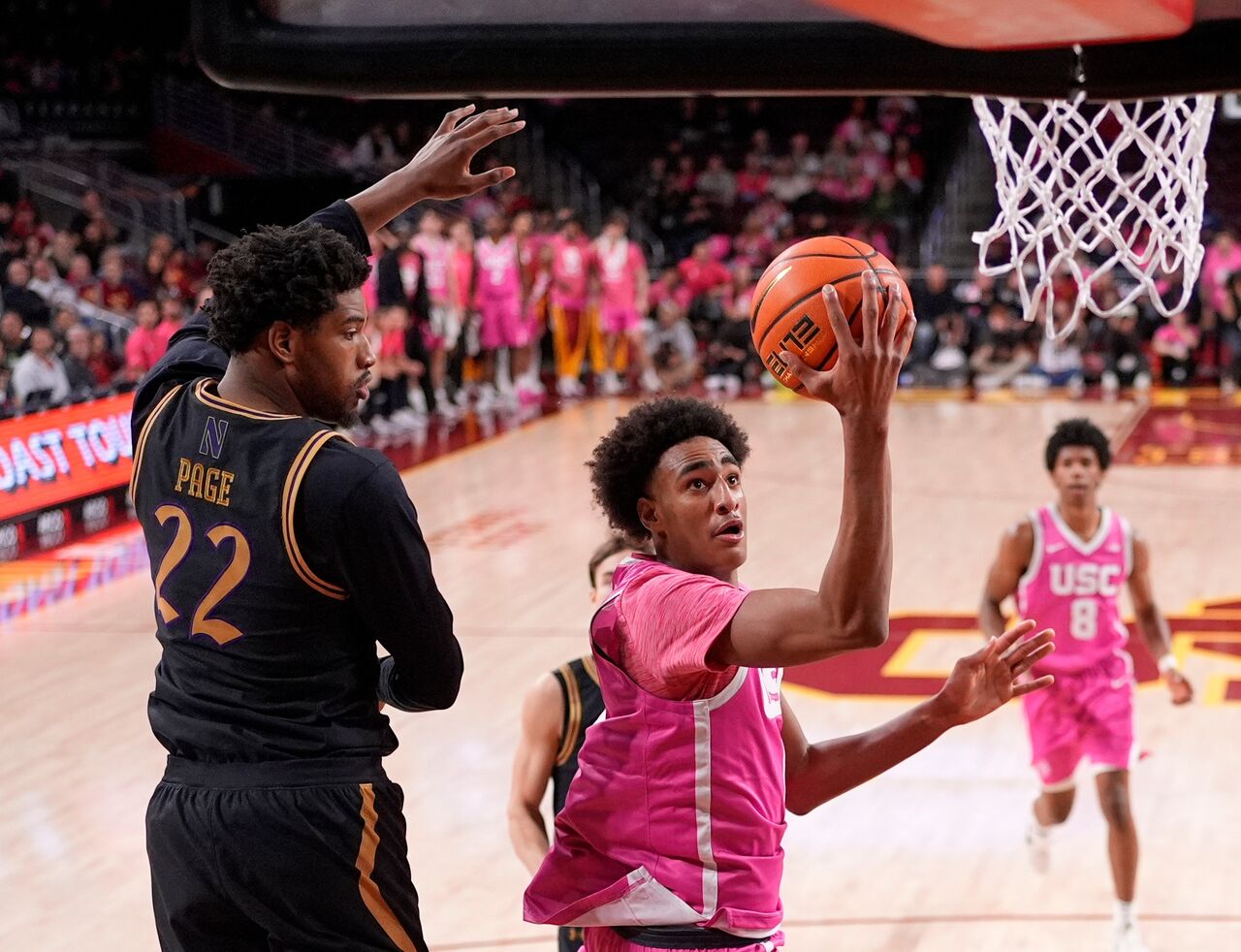 전 NBA의 위대한 길버트 아레나스(Gilbert Arenas)의 아들인 알리야 아레나스(Alijah Arenas)는 USC 대학 데뷔전에서 노스웨스턴에게 74-68로 홈 패배를 당하며 레이업에 나섰습니다.