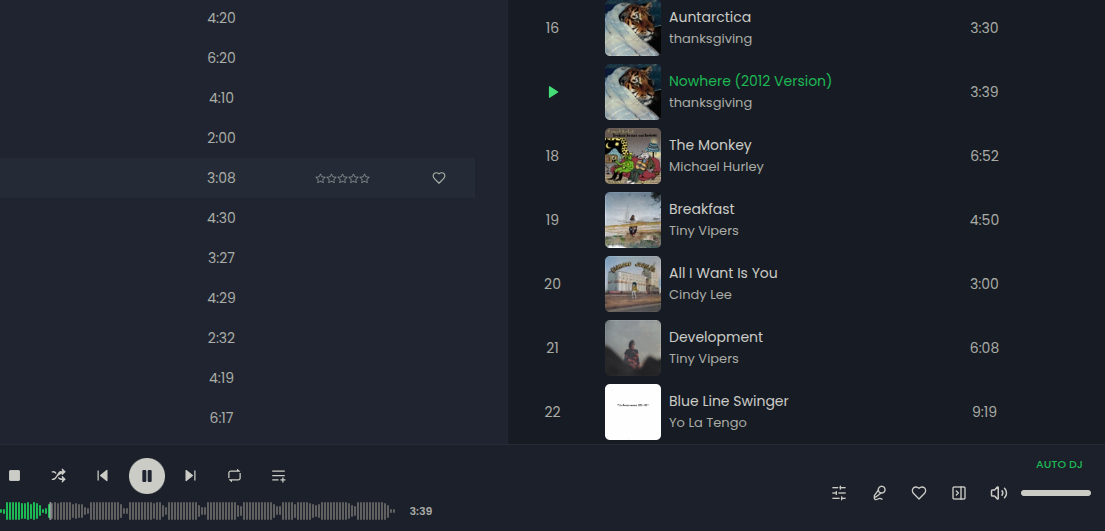 より多くの音楽をキューに入れる自動 DJ 機能を示すキューを備えた Feishin デスクトップ アプリ。-1