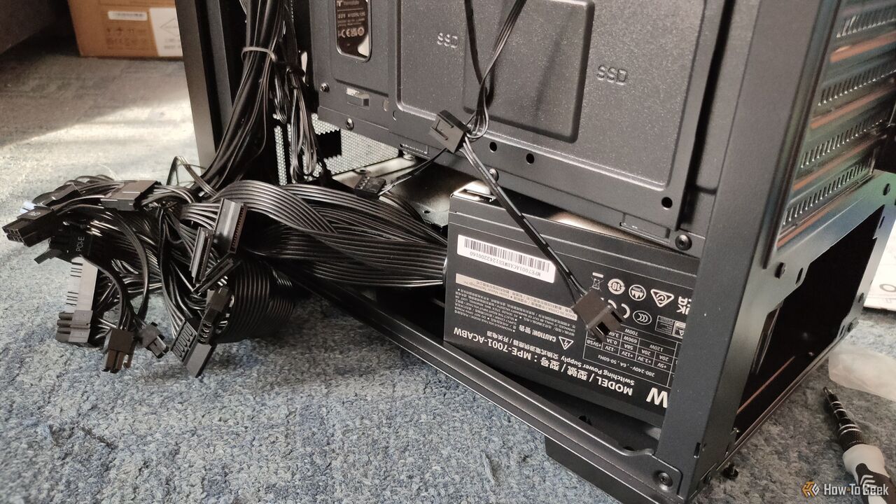 ケーブルがたくさん飛び出ている電源。