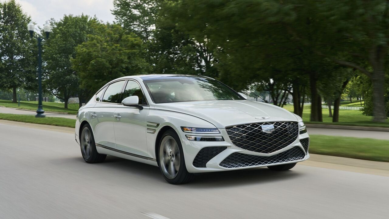 2025 ジェネシス G80 のフロント 3/4 アクション ショット