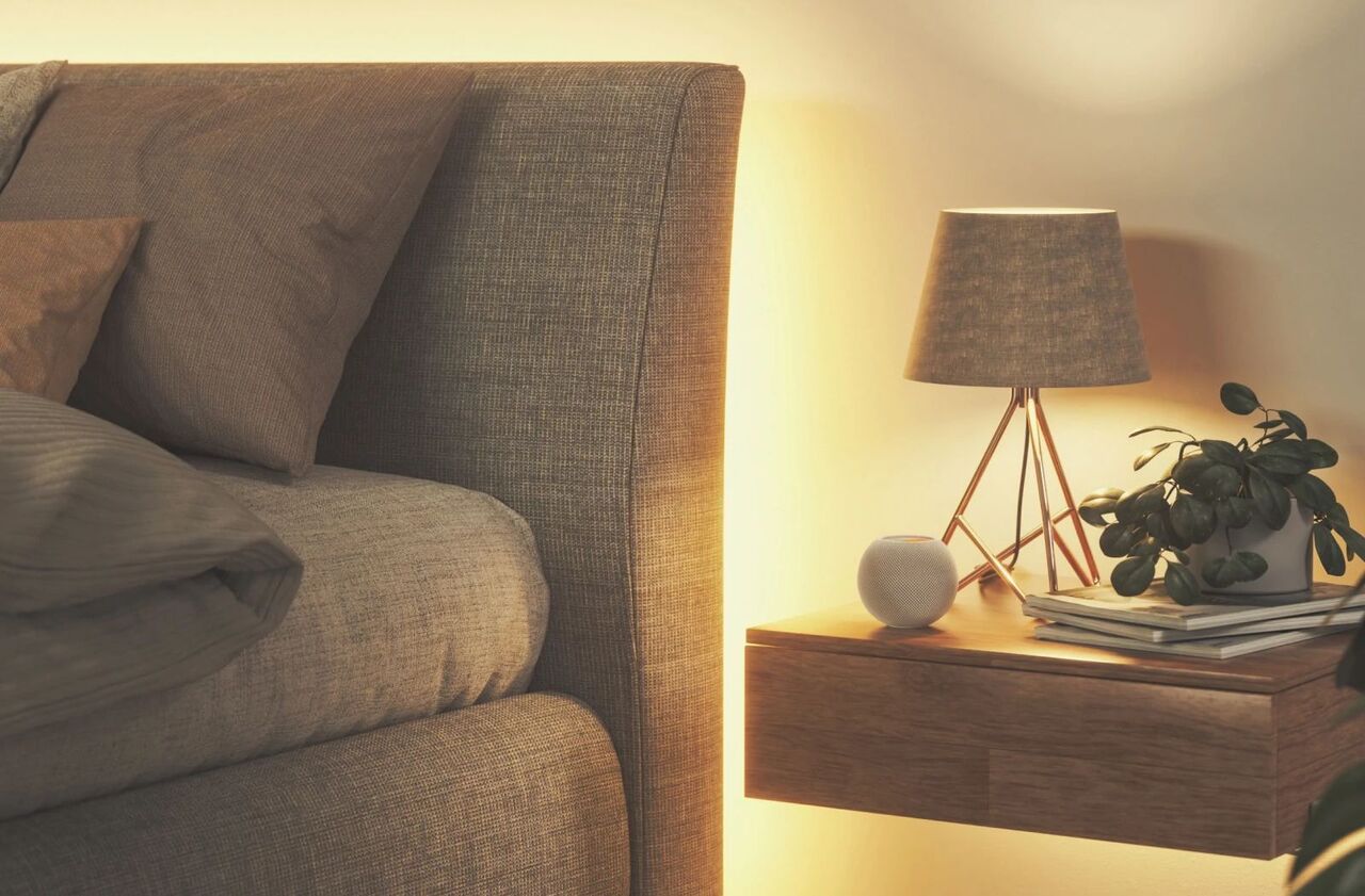 HomePod mini を備えた寝室の Apple HomeKit アダプティブ ライティング。