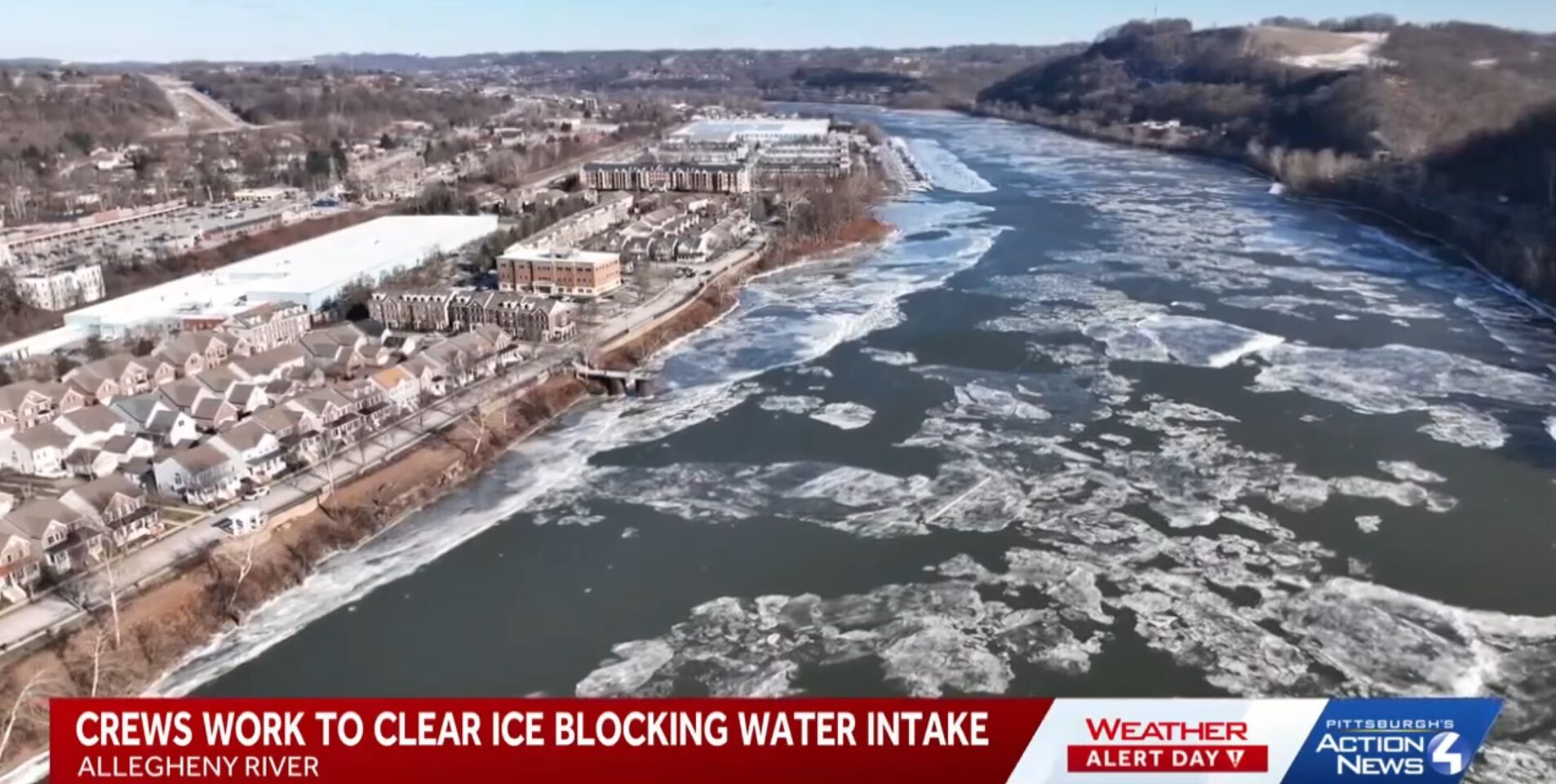 주거 지역 근처에 큰 얼음 덩어리가 떠 있는 피츠버그의 앨러게니 강(Allegheny River)의 공중 전망.