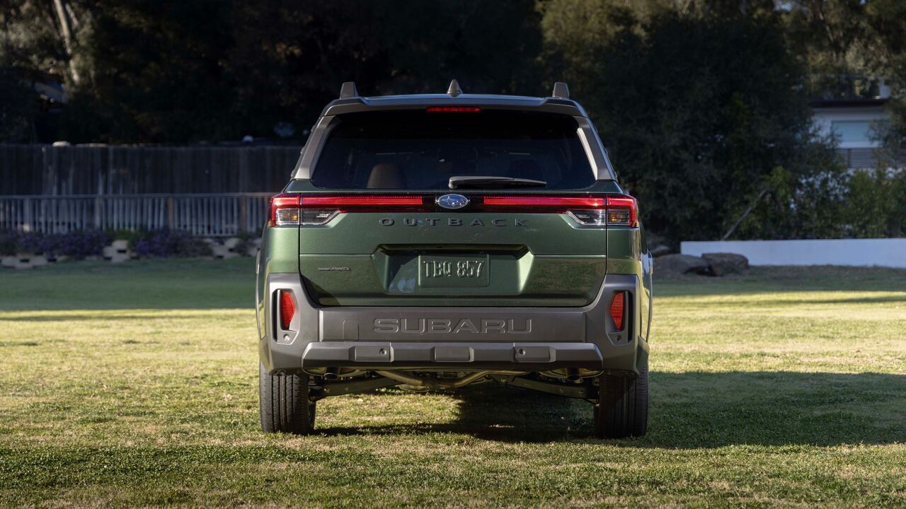 緑色の 2026 スバル アウトバックの静的なリアエンド ショット。